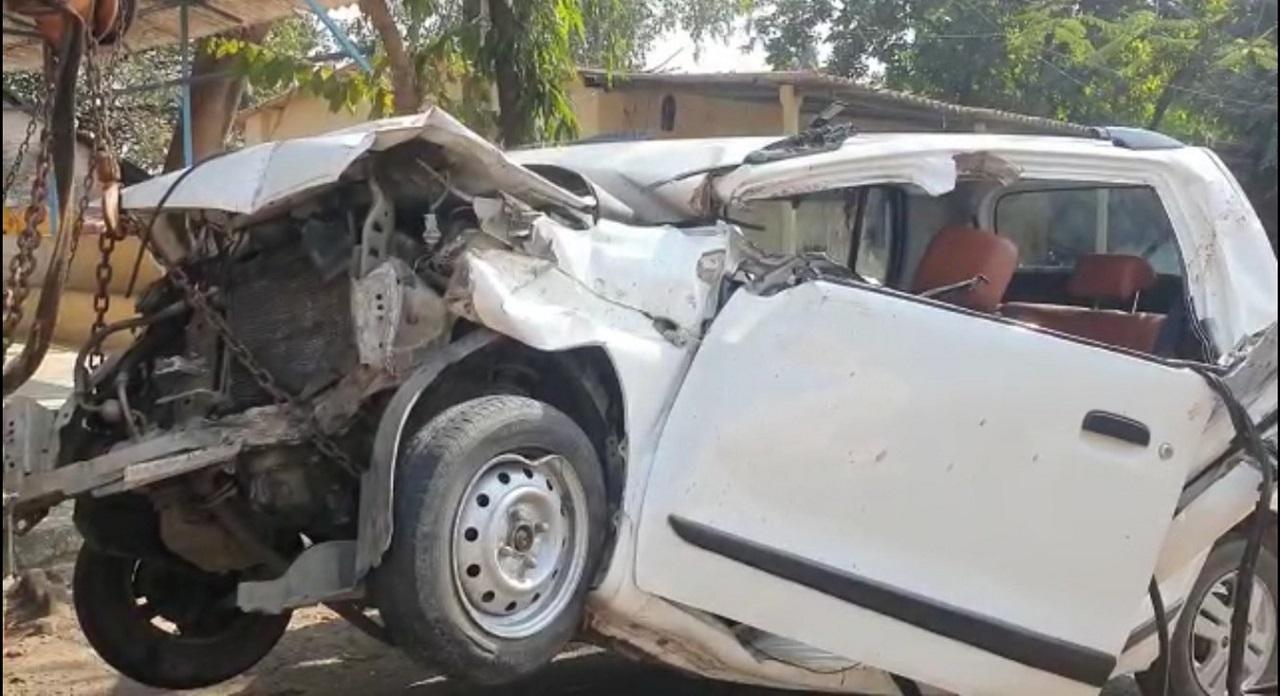 Three killed, four injured in a road accident on Mumbai-Ahmedabad highway